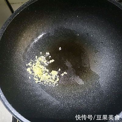 这道腐竹木耳炒火腿，汤汁都要舔干净