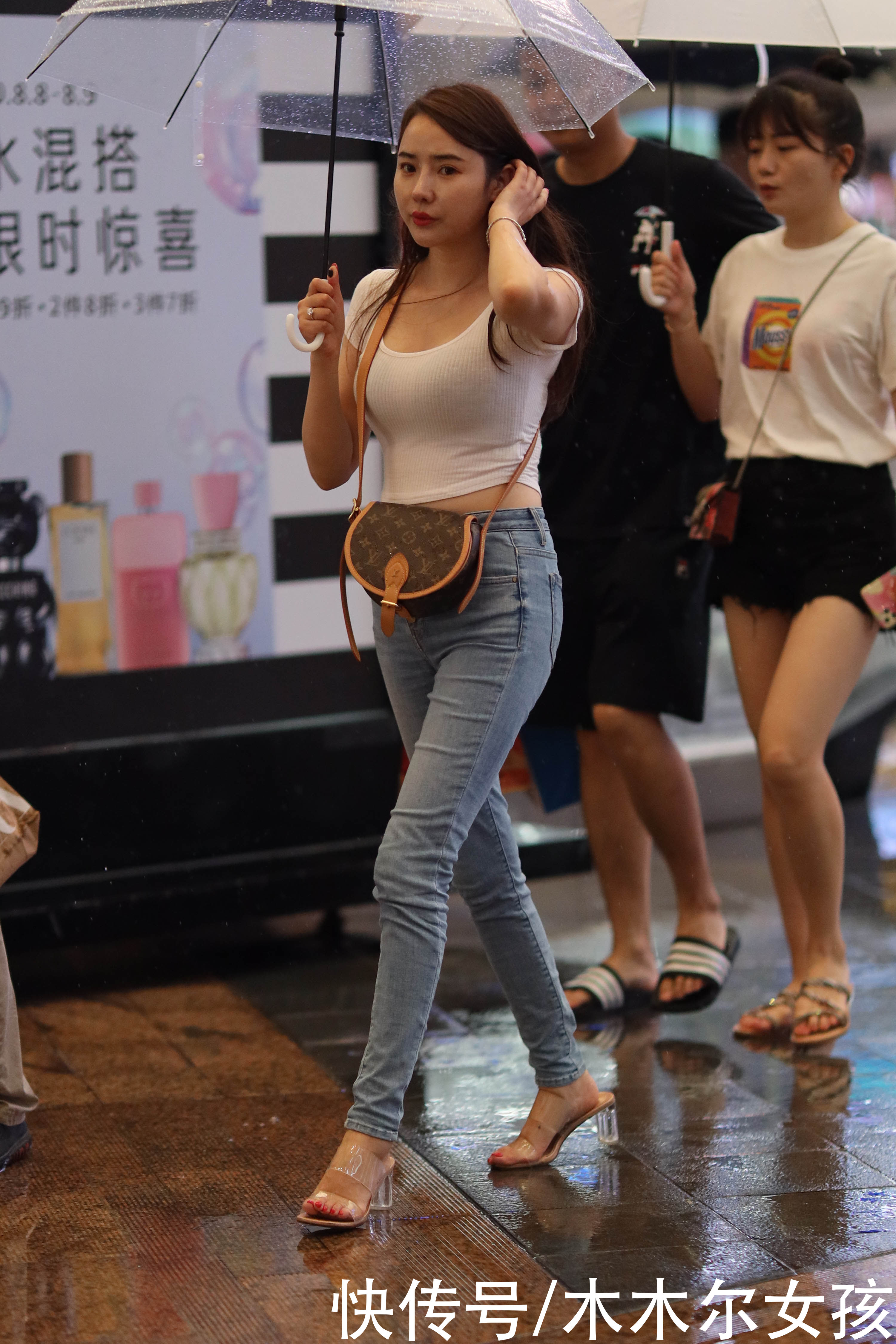 小蛮腰|巧搭牛仔裤，轻松秀出夏日清凉又显身材的美，时尚女生都爱这么穿