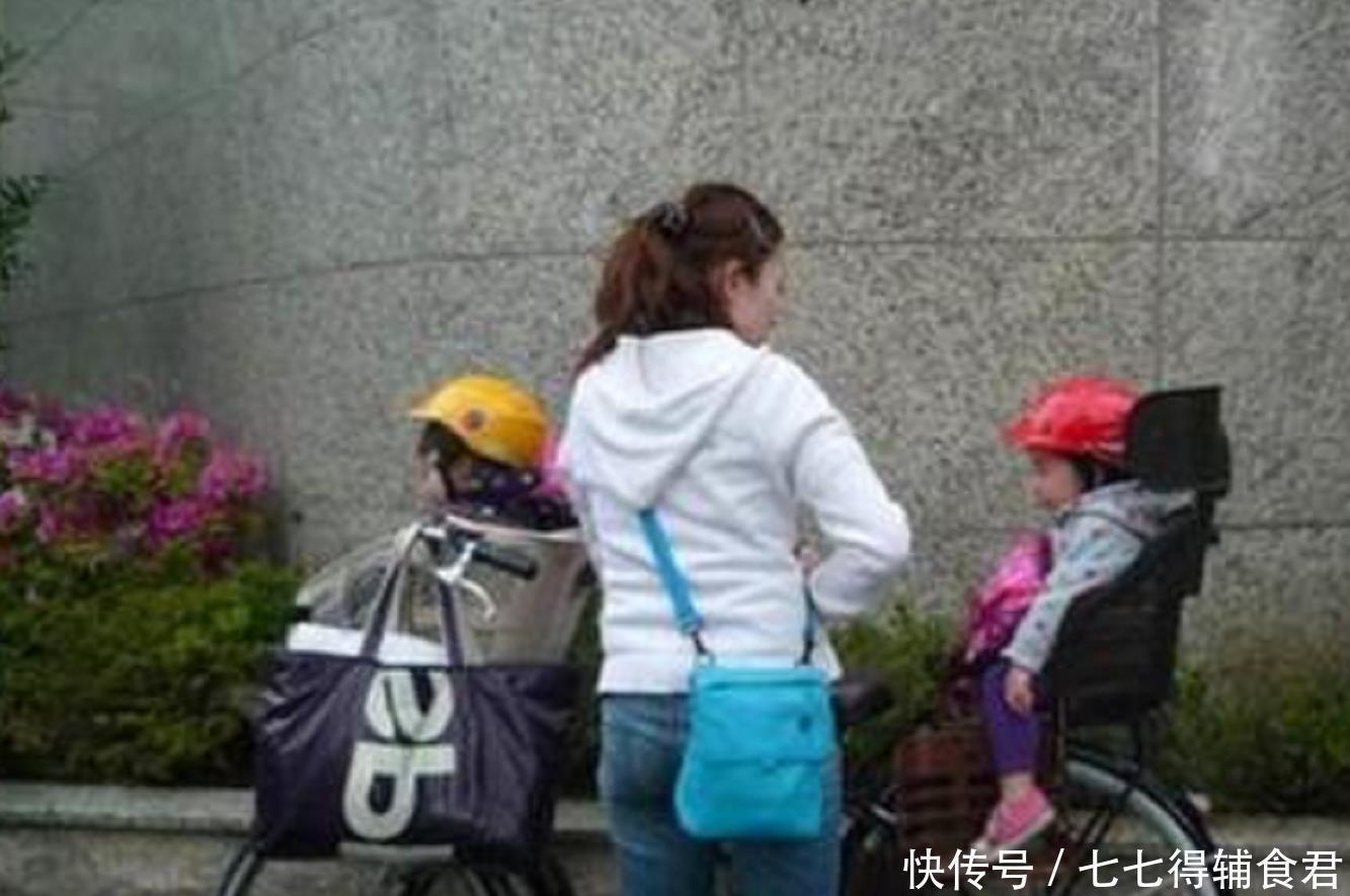 大娃|弟弟打扰哥哥写作业,谁曾想却被硬生生拖出房门,网友:亲哥实锤