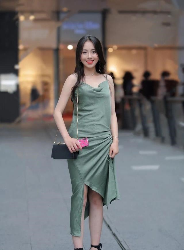 清凉 藏青色连衣裙搭配绑带高跟鞋,简约时尚,自信大方