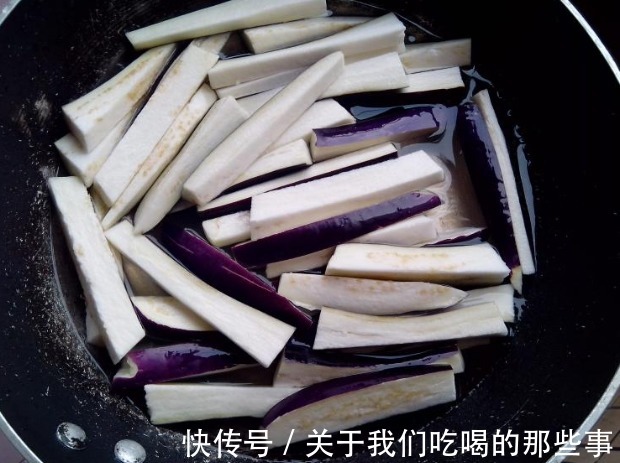红辣椒|做风味茄子，大厨教你一招，茄子不发黑不吸油，酸甜酥脆，还入味