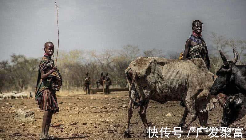 原始部落|有种奇特叫“非洲妈妈”,分娩姿势像“母鸡下蛋”,全程自己搞定