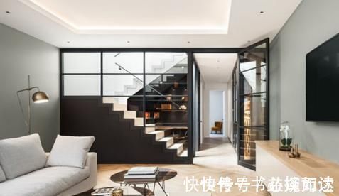 书房|楼梯下空着，如今越来越多人都直接改成书房，不要1㎡却实用多了
