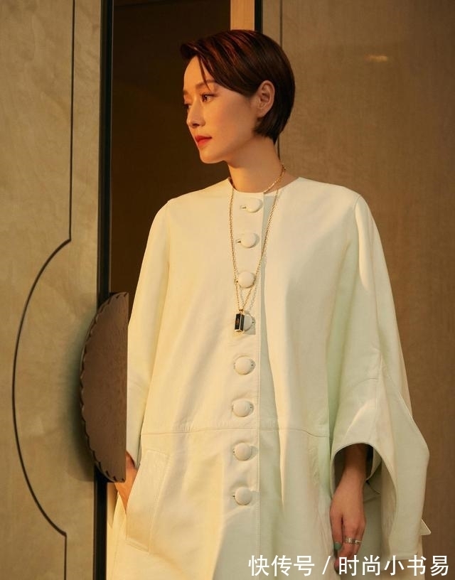 袖子|马伊琍的高级感真盖不住,简单穿斗篷式连衣裙配短发,就气质惊艳