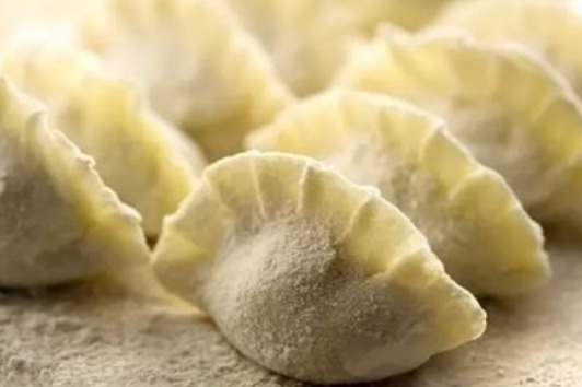 煮速冻饺子时,最忌开水下锅,很多人做错,难怪饺子不好吃还破皮