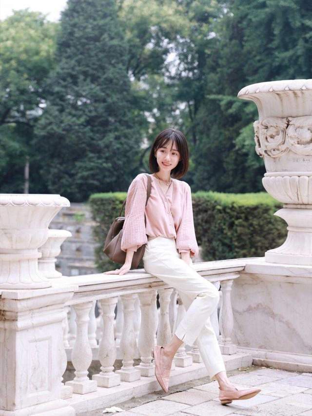 牛仔裤|普通女孩如何穿搭?白色衬衫搭配牛仔裤,也可以很精致又洋气