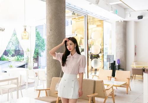 气质|韩国网红模特孙允珠粉色蕾丝花边衬衫搭配白色高腰修身A字裙网拍