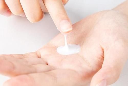 皮肤|刚打湿脸就急着抹洗面奶？难怪皮肤差还长痘，80%的人都在犯！