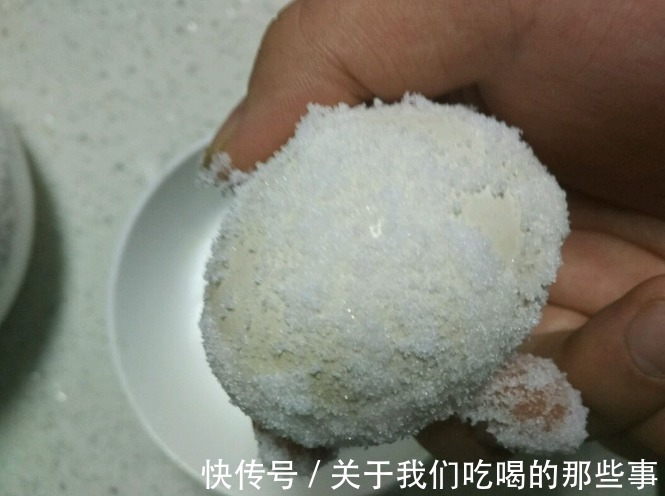 冒油|腌咸蛋时,牢记2料3技巧,无论鸡蛋鸭蛋,个个冒油起沙,软嫩咸香