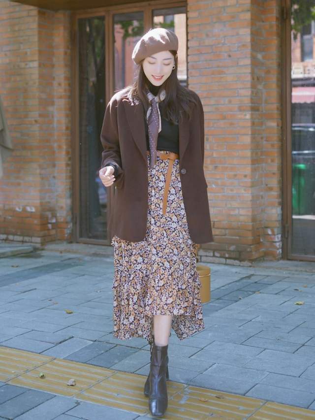 穿搭|秋季,西服怎么穿才好看?搭配上黑色针织衫和半身裙,高级又时髦