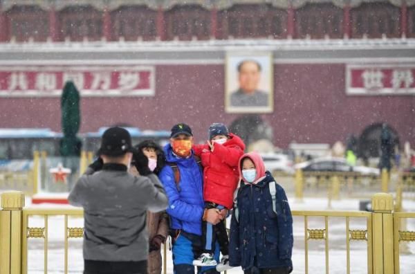 游玩|北京大雪降温 游客在天安门广场游玩