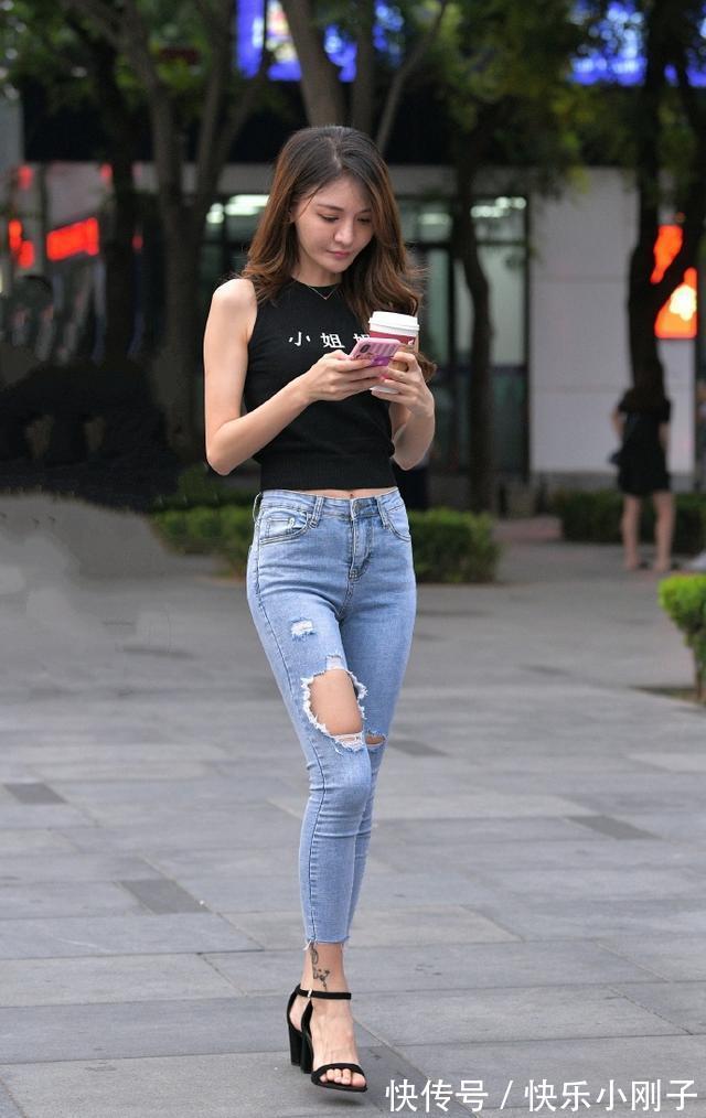 气质 酷酷的皮夹克搭配打底裤,气质又减龄打造出窈窕身材