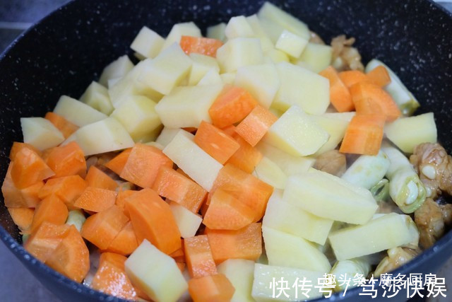 大米|电饭锅只蒸白米饭太浪费,4种食材和大米同煮,有肉有菜香喷喷