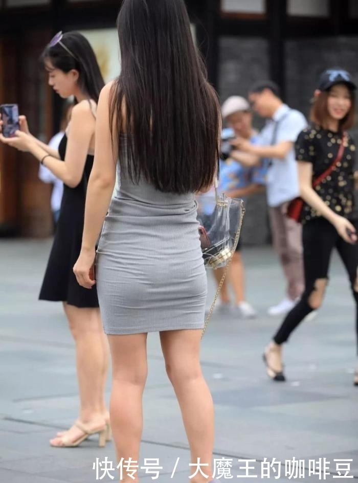  完美|紧身连衣裙凸显完美身材，丰腴很有女人味