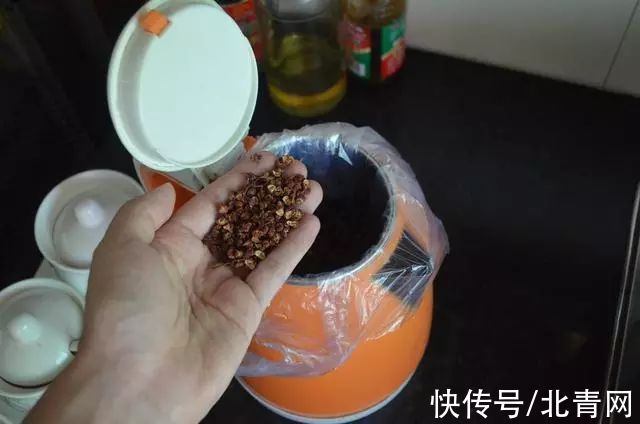 厨房|坏掉的电热水壶别再扔了,留在家里非常实用,能省不少钱