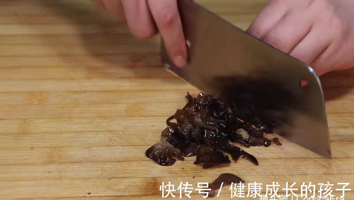 2个洋葱,一把芹菜,教你好吃做法,超解馋,比吃大鱼大肉还香