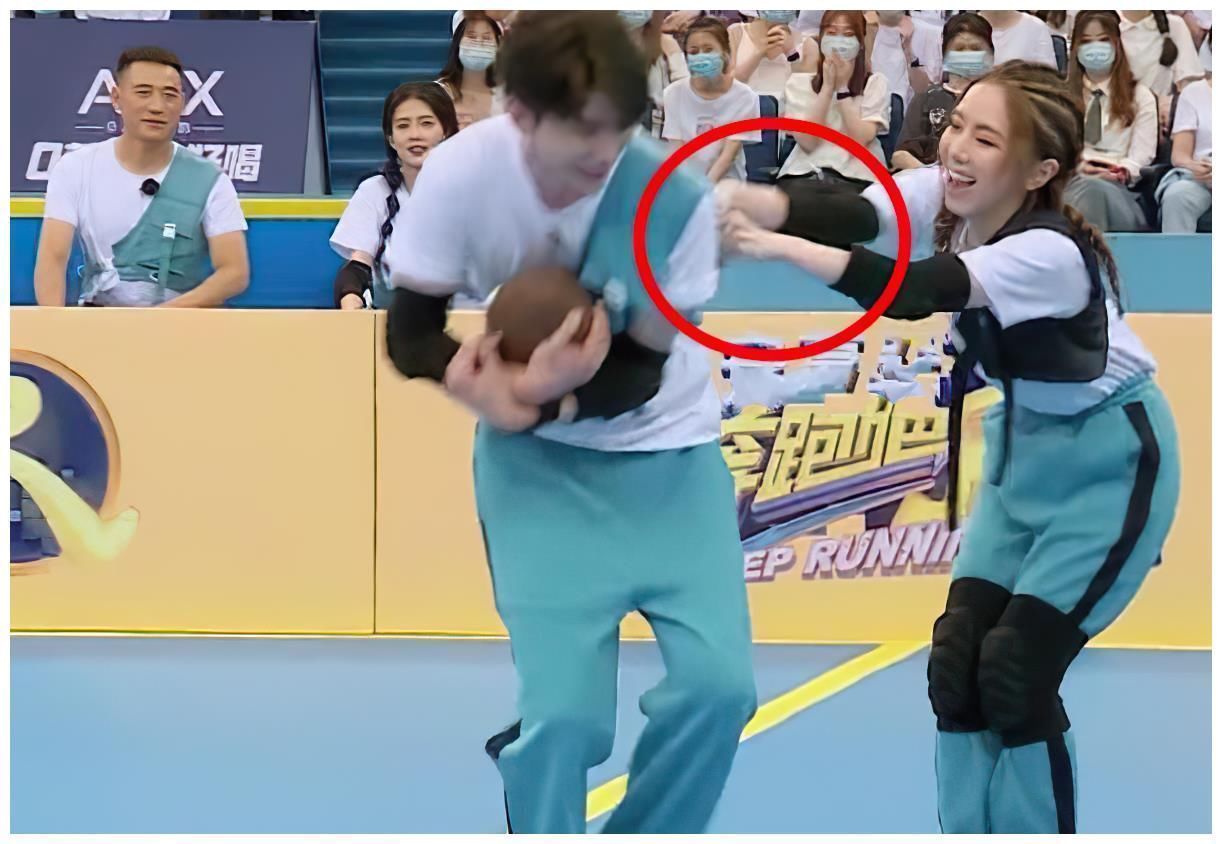 蔡徐坤打籃球遭全網瘋傳,被女嘉賓一把抱懷里,像進盤絲洞畫面好辛酸
