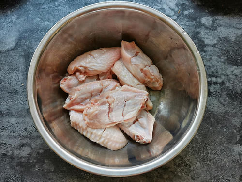 在家烤翅中自配腌料，烤好外焦里嫩香浓入味，真解馋