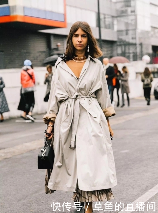 风衣下面不一定穿裤子,今年流行这样穿,显高又时髦,拯救小个子