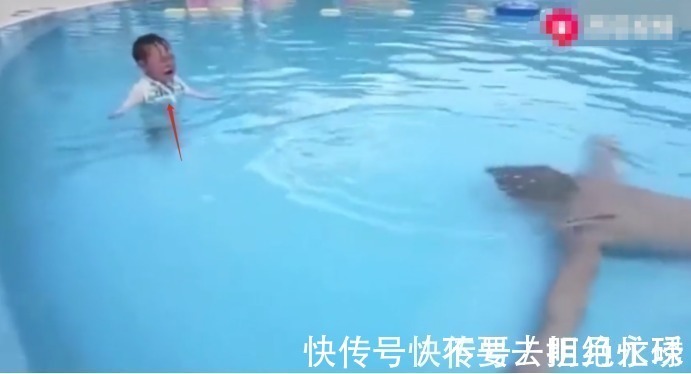 满满的爱|爸爸假装倒在水中,小宝宝果断下水去救他,看到这画面眼圈红了