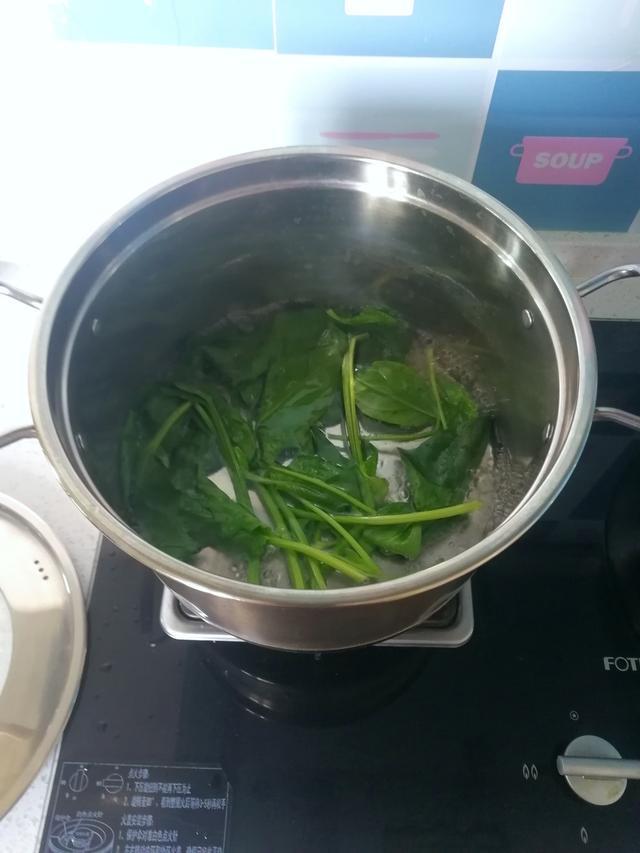 我和孩子的午餐简单做，八样食材一锅煮，端上桌，孩子却说太丰盛