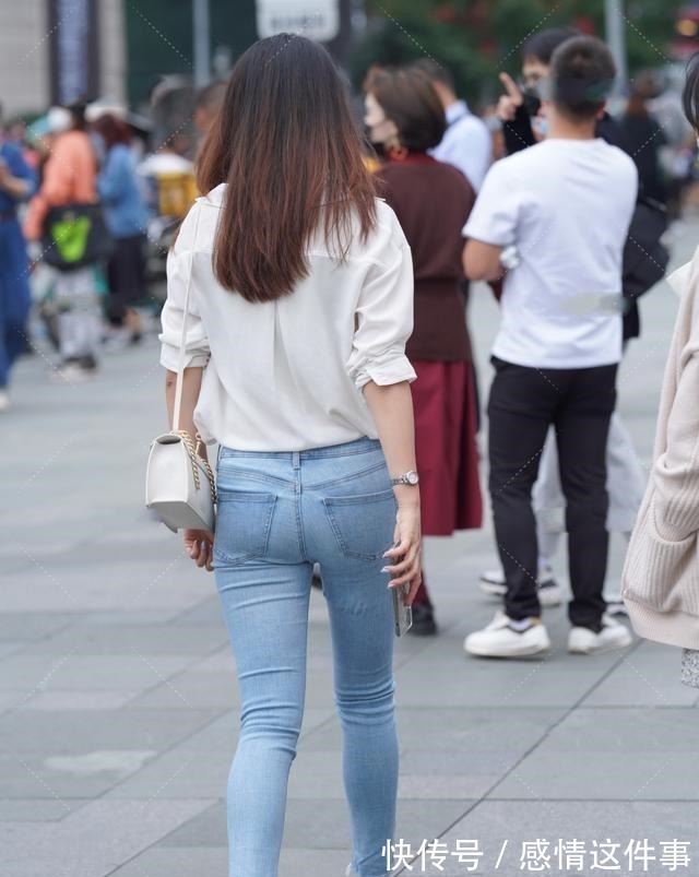 打底裤 白色温柔长袖搭配浅色中腰牛仔裤,轻熟风格,具有青春时尚感!