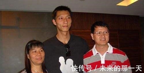 中国男篮|太简朴!易建联父母依然住普通三室两厅,房间就一张2米4大床