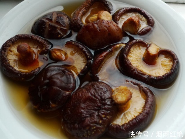 泡发干香菇,别再用清水,多加2样,只需10分钟,口感肥厚又干净