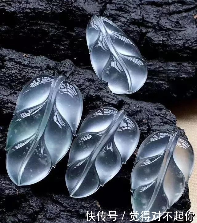 水头|老大爷嫌自己佩戴的翡翠水头不太好,用水一泡后,一看吓了一跳