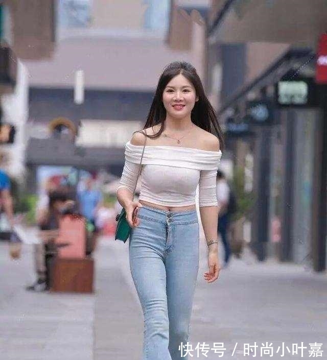 上衣 黑色修身上衣搭配黑色打底裤,展现出温柔气质,休闲感十足