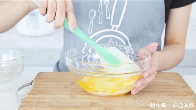 电饭煲做蛋糕详细教程,入口即化,不塌陷不回缩,太好吃了