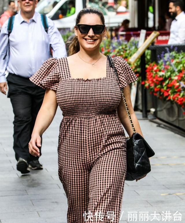 看起来很|凯莉·布鲁克穿格子连身裤优雅大方,脚踏拖鞋清爽自在