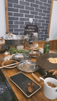 |搞笑GIF：霸气了我的姐 这辈子见过最拉风的走路姿势