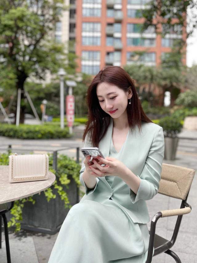时尚博主|初秋,梨形身材和成熟脸怎么穿?浅蓝色西服搭配连衣裙,温柔优雅