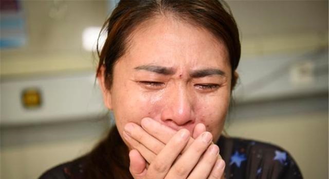 孩子|4岁女儿把手机放水里“洗”,妈妈失控之后,孩子再也没醒过来