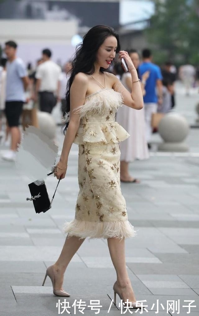 时尚穿搭,小姐姐搭配鲜艳的针织衫,整个人显得俏丽又优雅