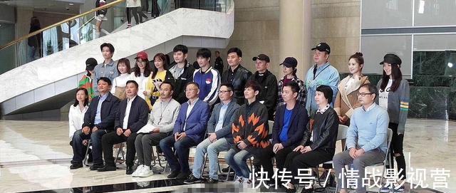 芒果台主持人非常严肃的开会,照片C位竟然不是汪涵?