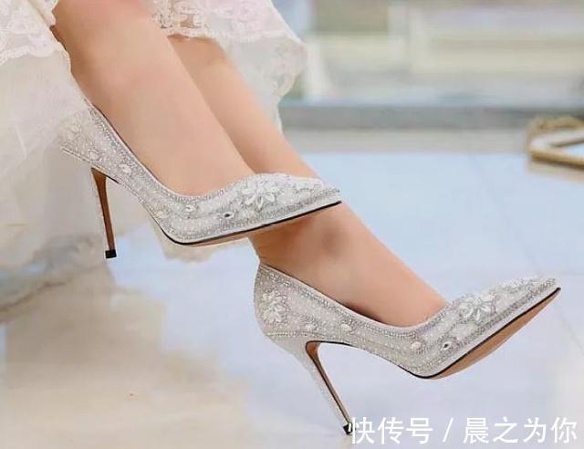 时髦感 细跟鞋融合精巧的尖头设计,带着一丝时髦感!