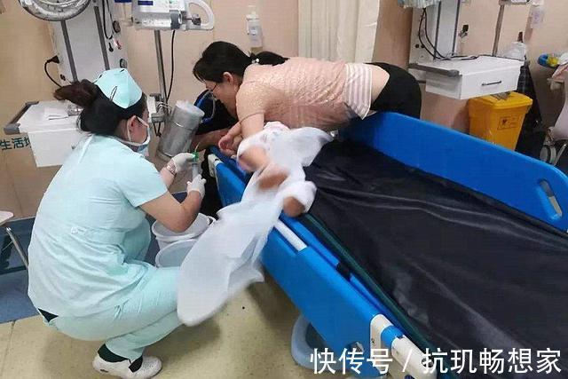 大拇指|3岁男童误吞大量药丸,奶奶的处理堪比教科书,医生竖起大拇指