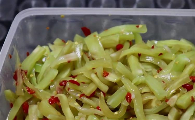 莴笋不要再炒着吃,教你个特色新吃法,清脆爽口,越吃越过瘾