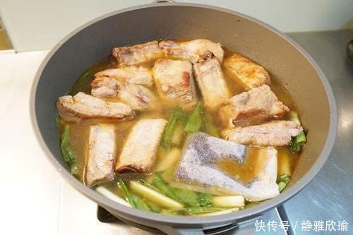 做排骨时,有人先焯水有人直接炖,老厨子全不对,教你正确做法