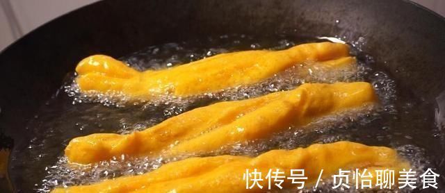 爷爷炸油条的秘方，不用泡打粉，只需加点“它”，出锅后蓬松酥软