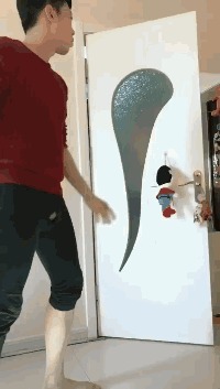 |搞笑GIF:吃货妹子真是伤不起啊,坐个席拿这么大的袋子呢