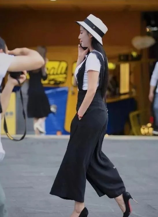 温婉|街拍:婀娜多姿的美女,看起来十分的温婉有气质