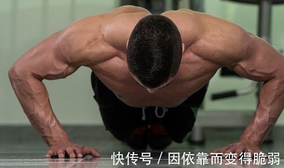 训练|做俯卧撑练胸与用杠铃卧推练胸相比，这3点告诉你肌肉差距有多大