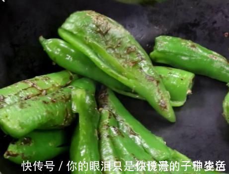 做虎皮青椒，先放油还是后放油厨师做错了，难怪不起皮还难吃