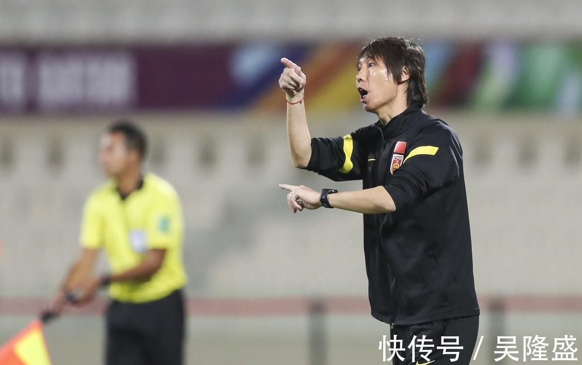 张玉宁|人民日报发话了!批评李铁:2换人都有错,上届国足爆发因有里皮