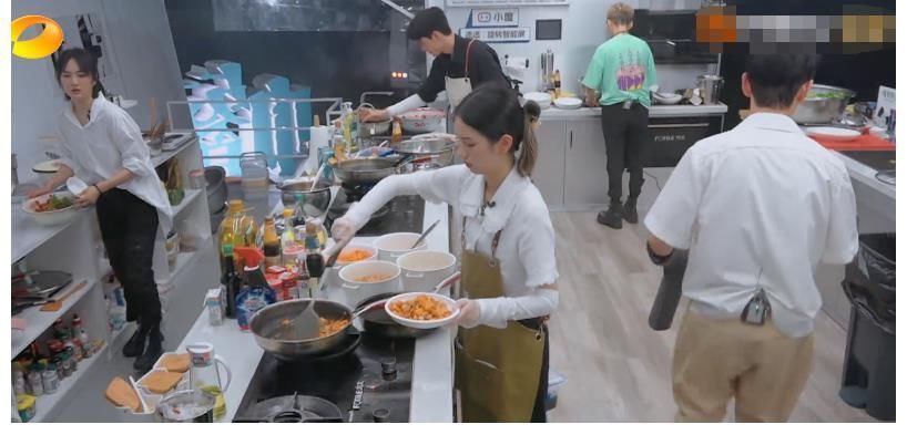 千万不能让黄晓明下厨,厨房都差点燃起来了,吓坏了周也!