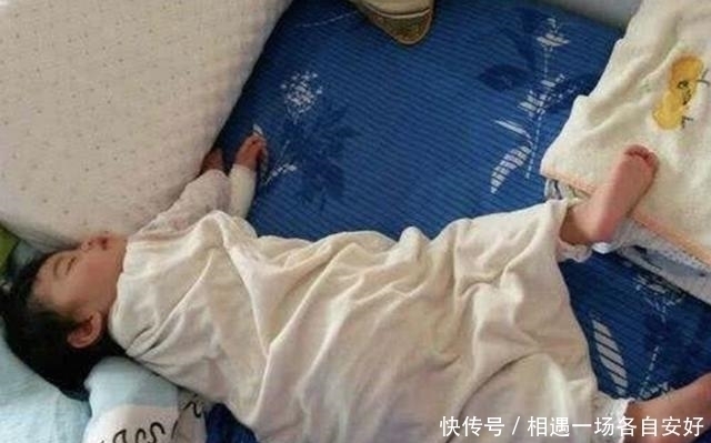 小棉袄|宝爸带孩子们睡觉，妈妈随手拍下照片走红，网友：小情人才是真爱