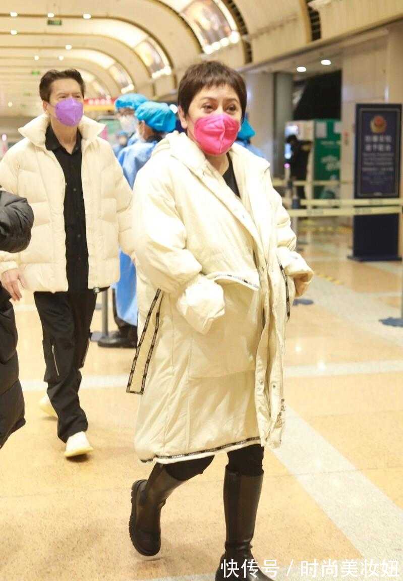 搭配 向太真的太会打扮了,穿“7万”羽绒服配长靴,高级洋气又气质